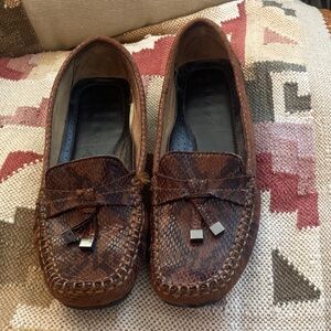 Liz & Co. Textured Brown Loafers